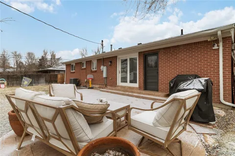 a view of a yard with a house