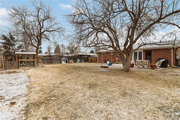 a view of a house with backyard