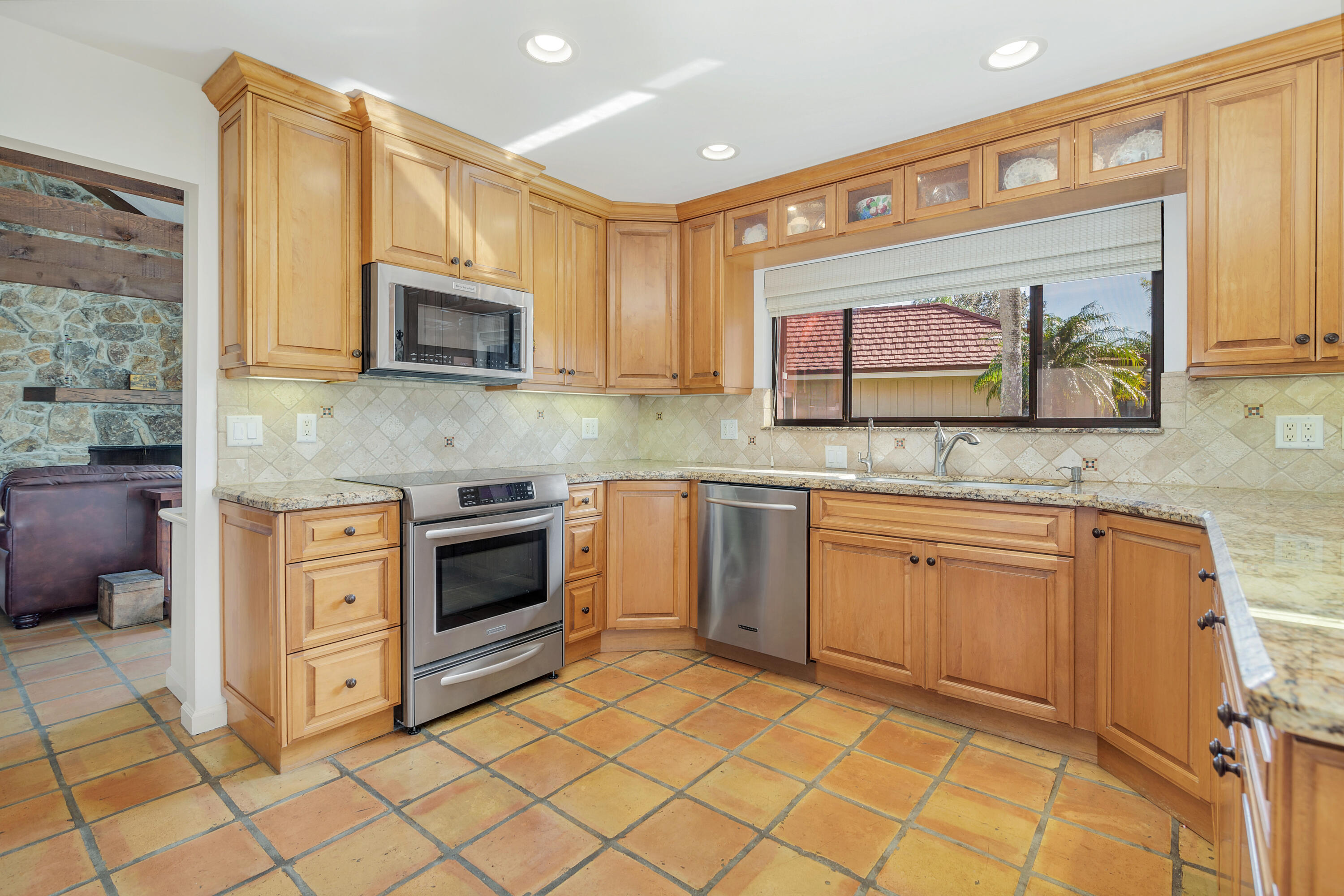 29 Cambria Road West Palm Beach Gardens, FL 33418 - Photo 14 of 35 Light & Bright Kitchen