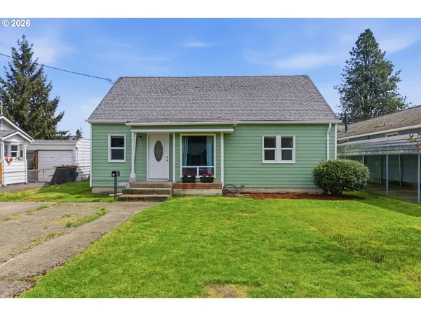 a view of a house with a backyard