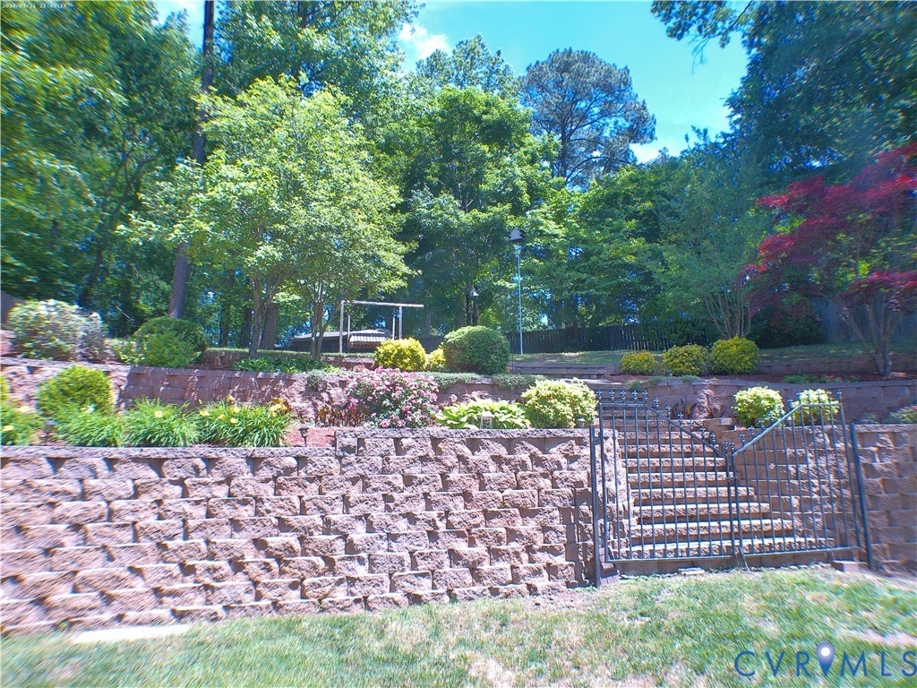 9418 North Rinker Drive Mechanicsville, VA 23116 - Photo 29 of 29 Rear Yard steps to Terrace.