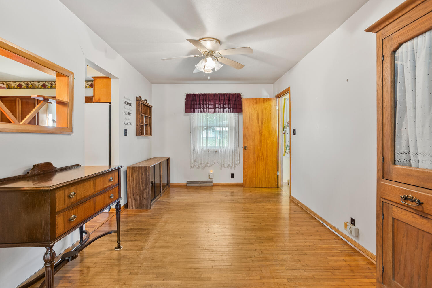 509 East Oak Street Chatsworth, IL 60921 - Photo 16 of 33 a view of an entryway with a workspace