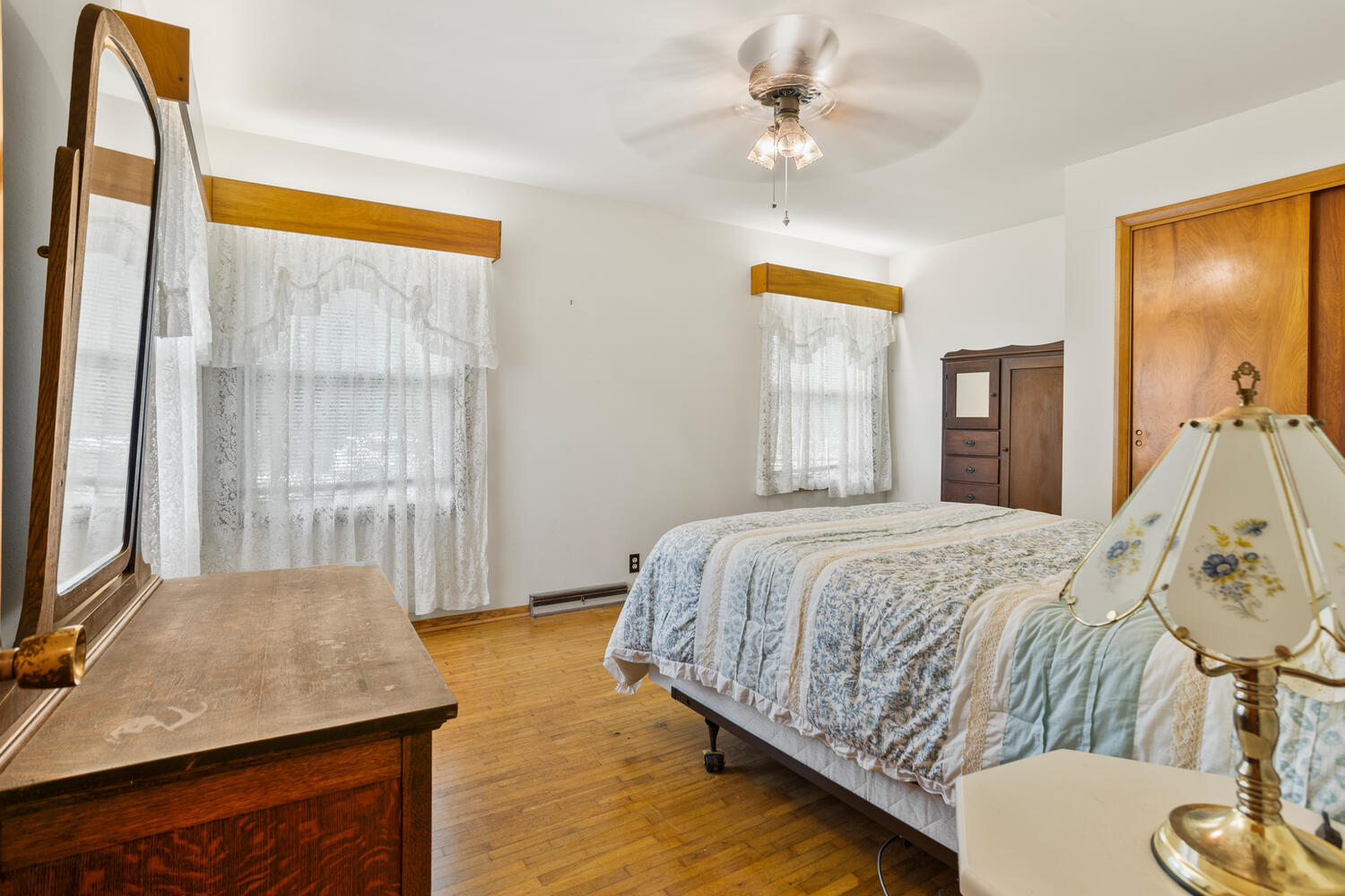 509 East Oak Street Chatsworth, IL 60921 - Photo 17 of 33 a bedroom with a bed and window