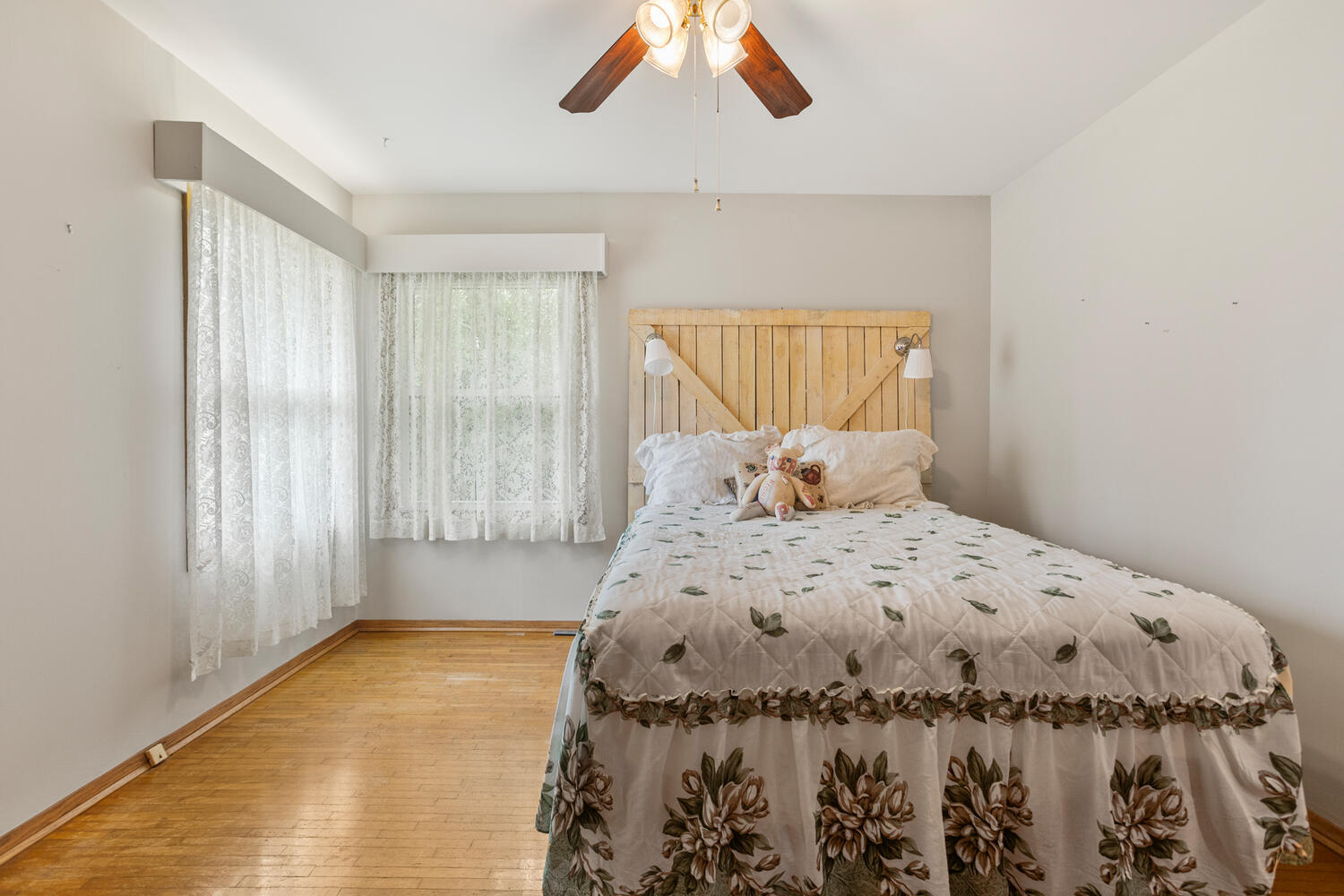 509 East Oak Street Chatsworth, IL 60921 - Photo 21 of 33 a bedroom with a bed and a window