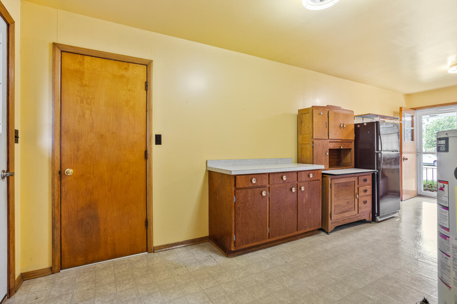 509 East Oak Street Chatsworth, IL 60921 - Photo 24 of 33 a room with a dresser and a wooden floor