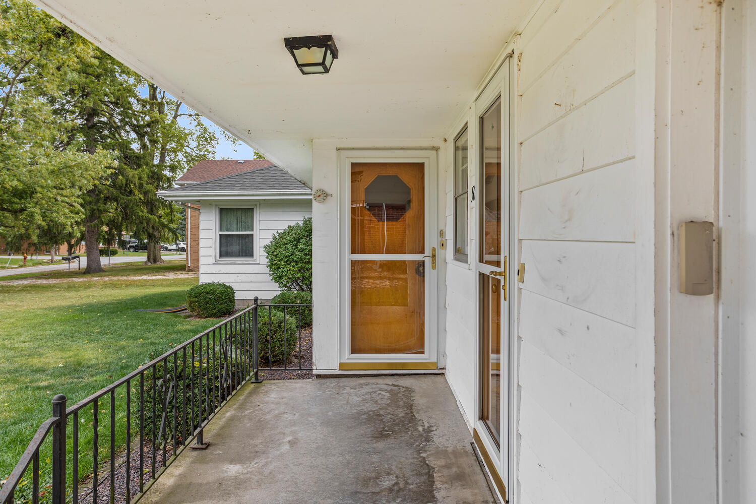 509 East Oak Street Chatsworth, IL 60921 - Photo 5 of 33 a view of a porch and garden