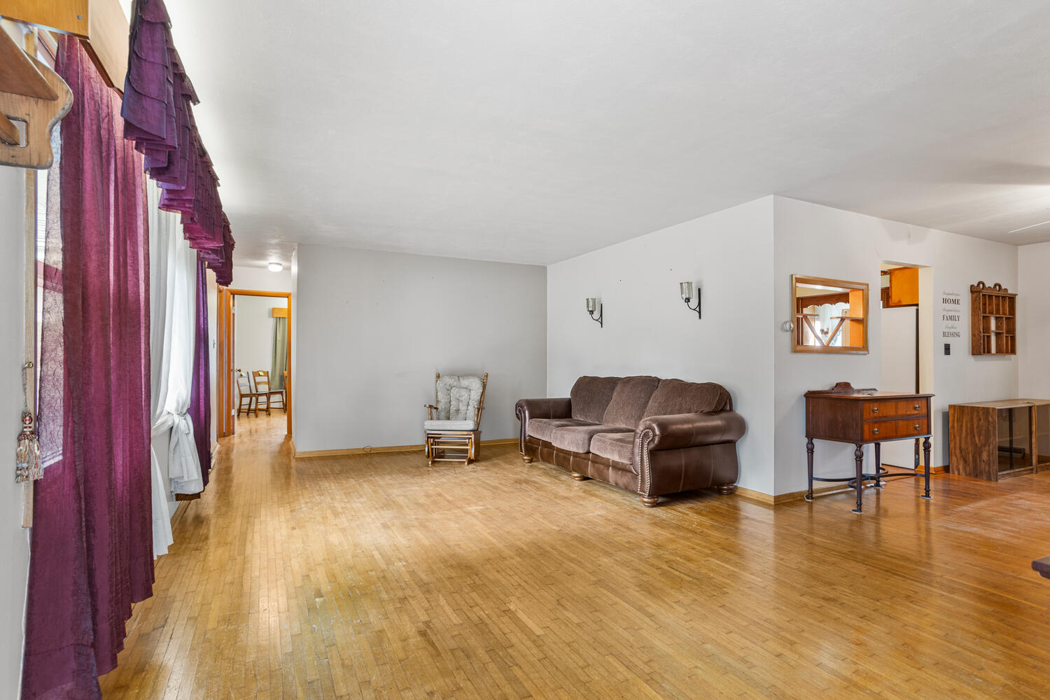 509 East Oak Street Chatsworth, IL 60921 - Photo 6 of 33 a living room with furniture and a wooden floor