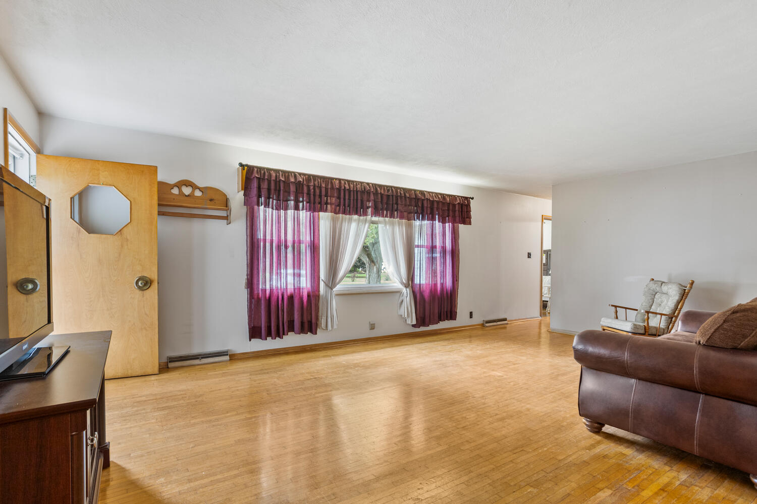 509 East Oak Street Chatsworth, IL 60921 - Photo 7 of 33 a living room with furniture and a window