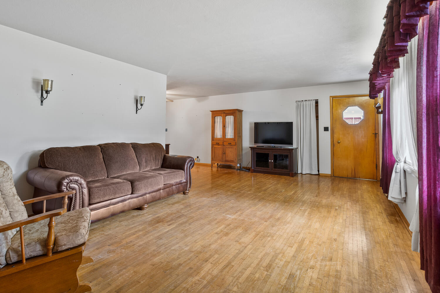 509 East Oak Street Chatsworth, IL 60921 - Photo 8 of 33 a living room with furniture and a flat screen tv