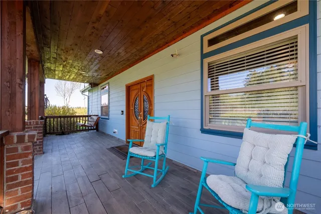 a view of a livingroom with furniture and a livingroom