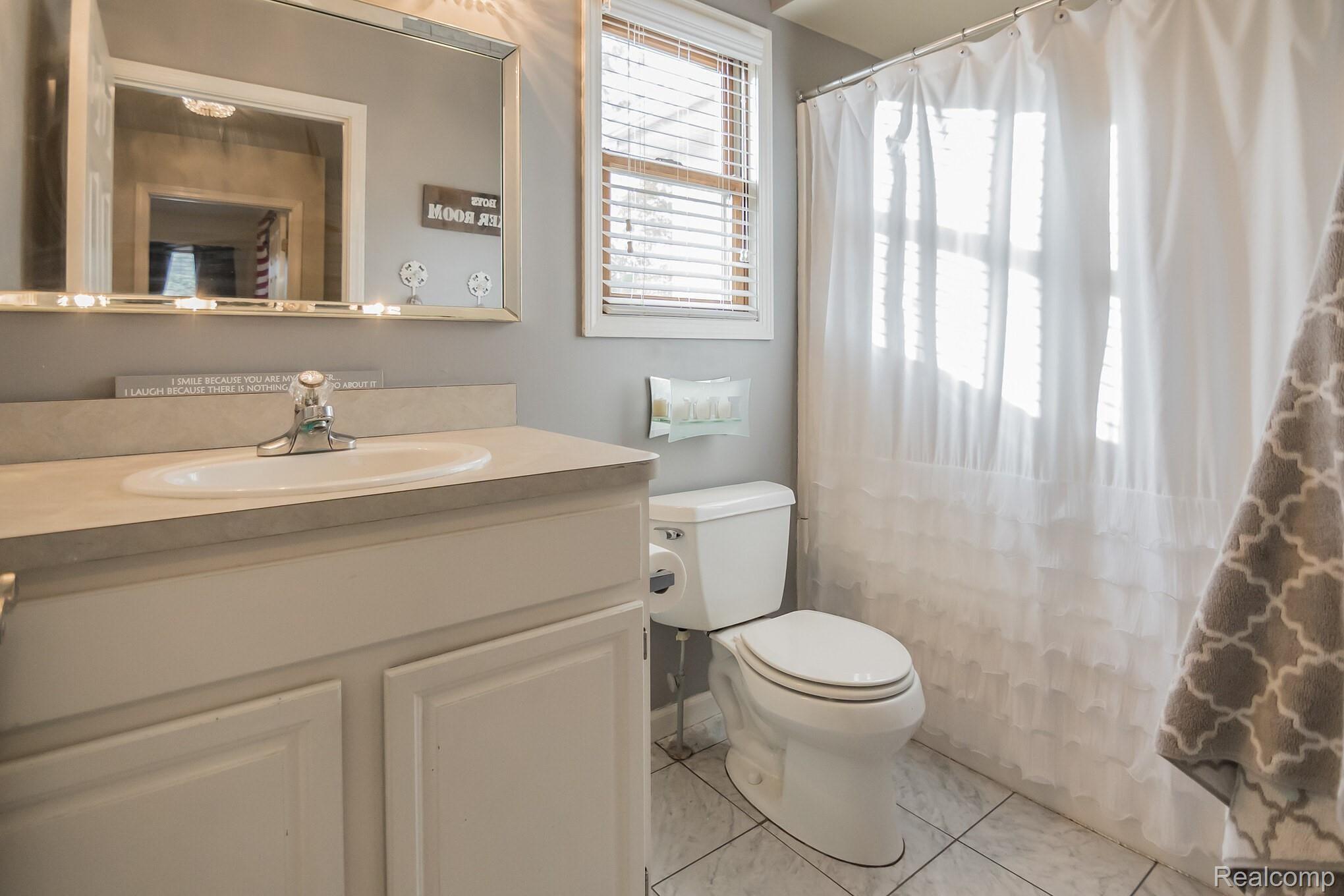 3576 Samuel Avenue Rochester, MI 48309 - Photo 22 of 31 2nd flo0r full bath with tub & shower-Silestone floors