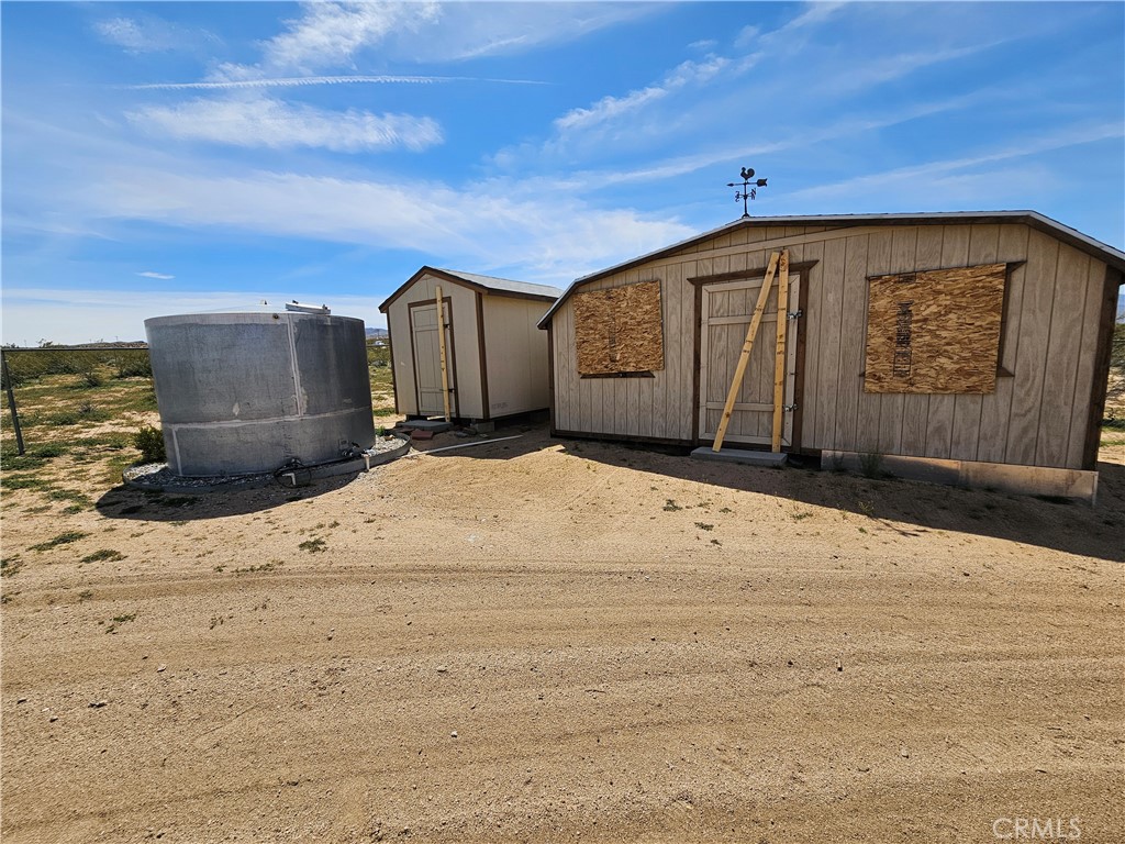 5566 Oleta Road Johnson Valley, CA 92285 - Photo 38 of 48 a view of a backyard of a house
