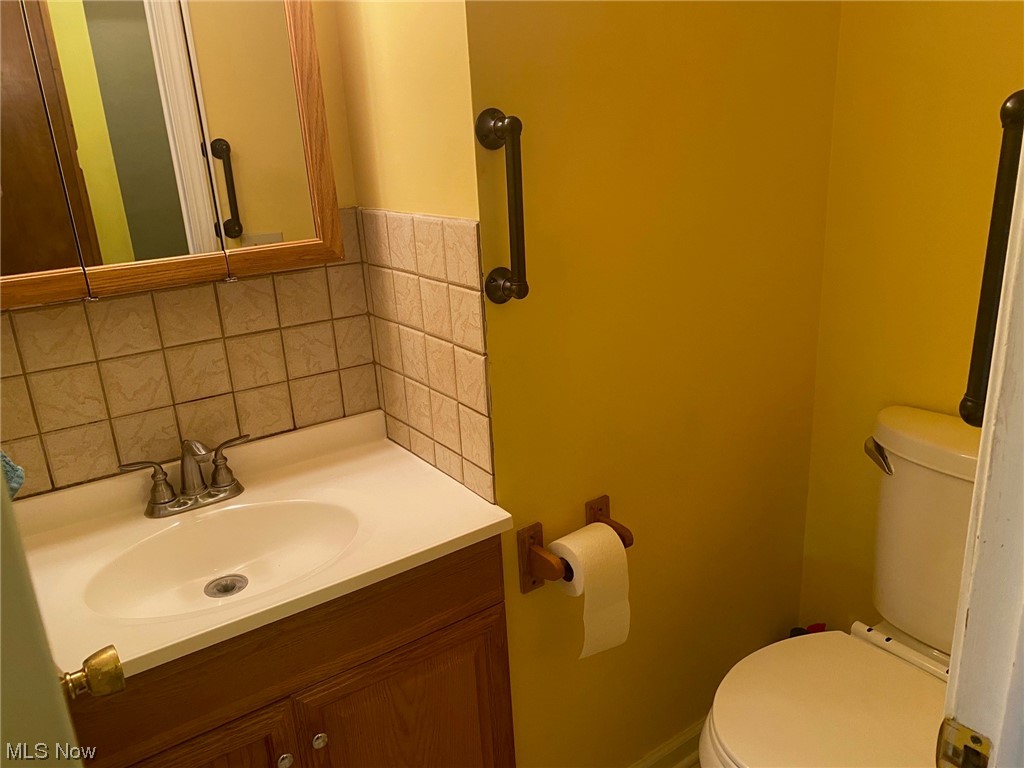 6561 Engle Road, Unit 40A Brook Park, OH 44142 - Photo 18 of 24 Half bath on main floor