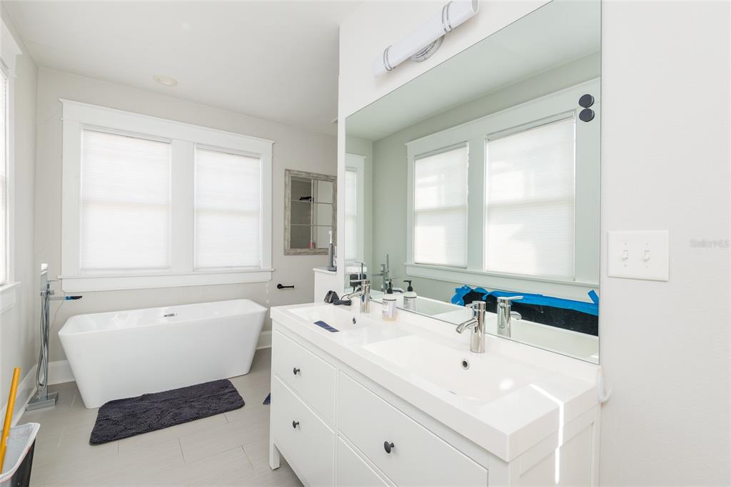 705 West Alfred Street Tampa, FL 33603 - Photo 18 of 25 a bathroom with a sink mirror and a bathtub