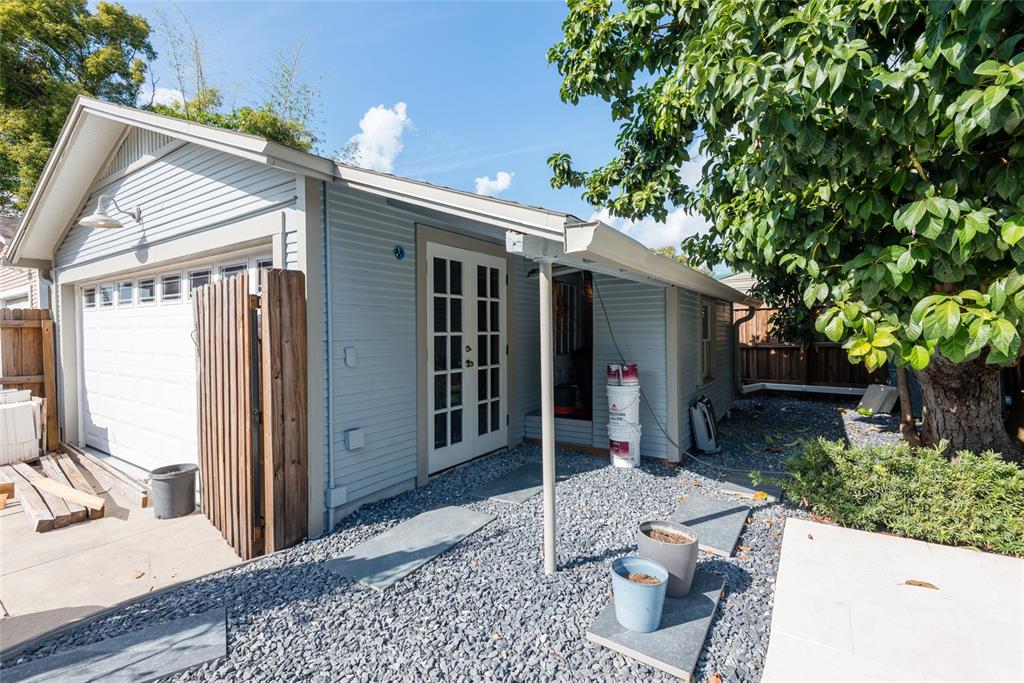 705 West Alfred Street Tampa, FL 33603 - Photo 20 of 25 a view of a patio with table and chairs and potted plants