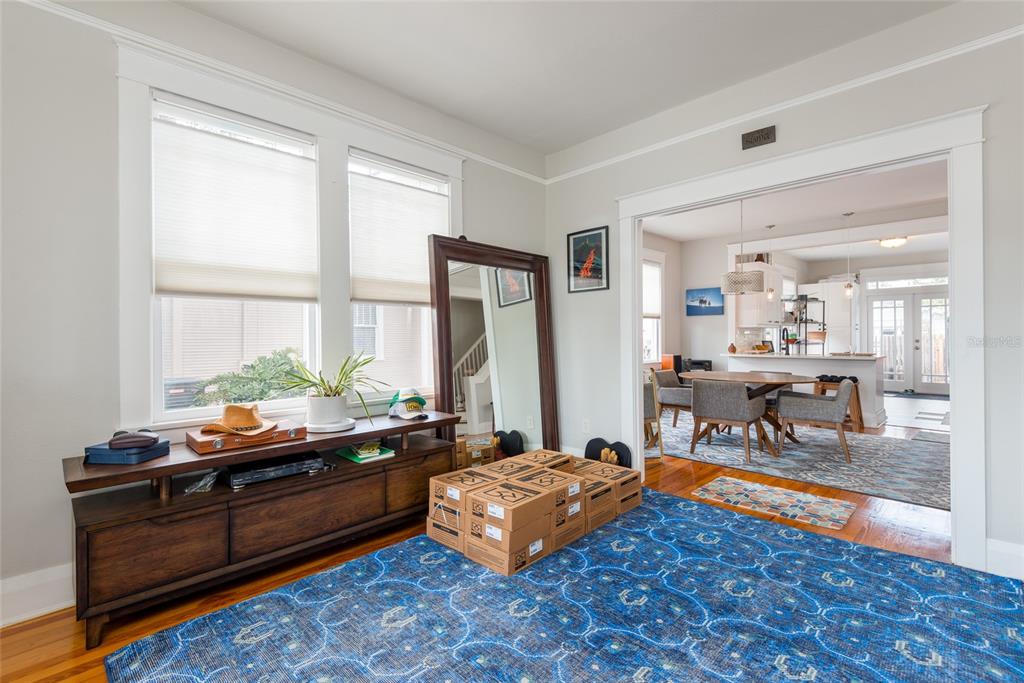 705 West Alfred Street Tampa, FL 33603 - Photo 5 of 25 a living room with furniture and a table