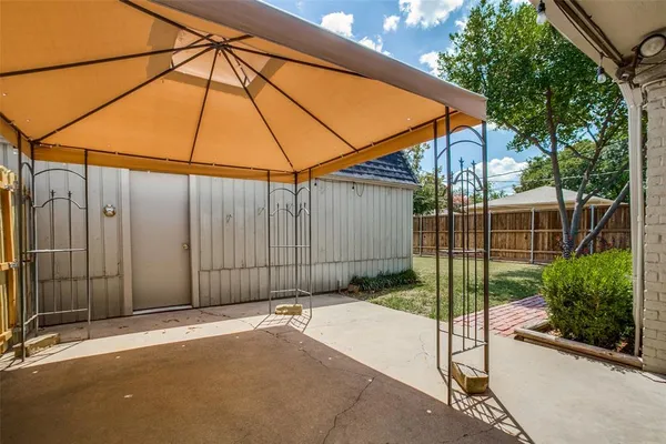 a view of a backyard