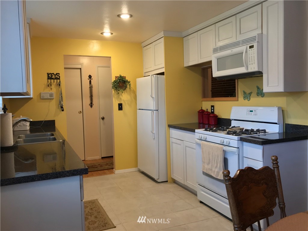 5706 Highland Road Everett, WA 98203 - Photo 4 of 16