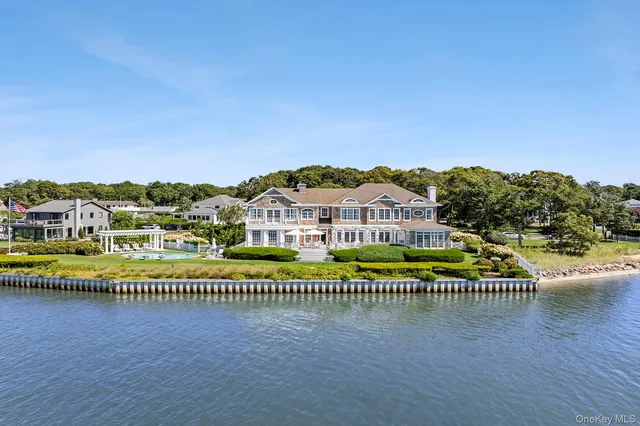 $5,600,000 | 19 Canal Way, Hampton Bays, NY 11946