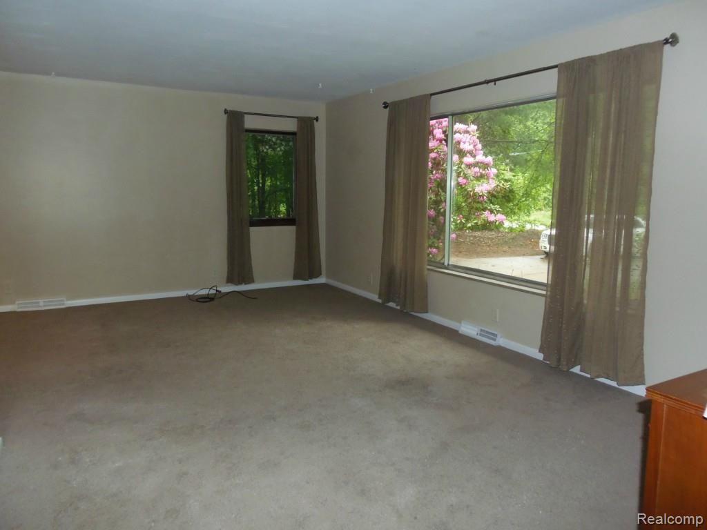 9444 Hyne Road Brighton, MI 48114 - Photo 2 of 34 2555.jpg