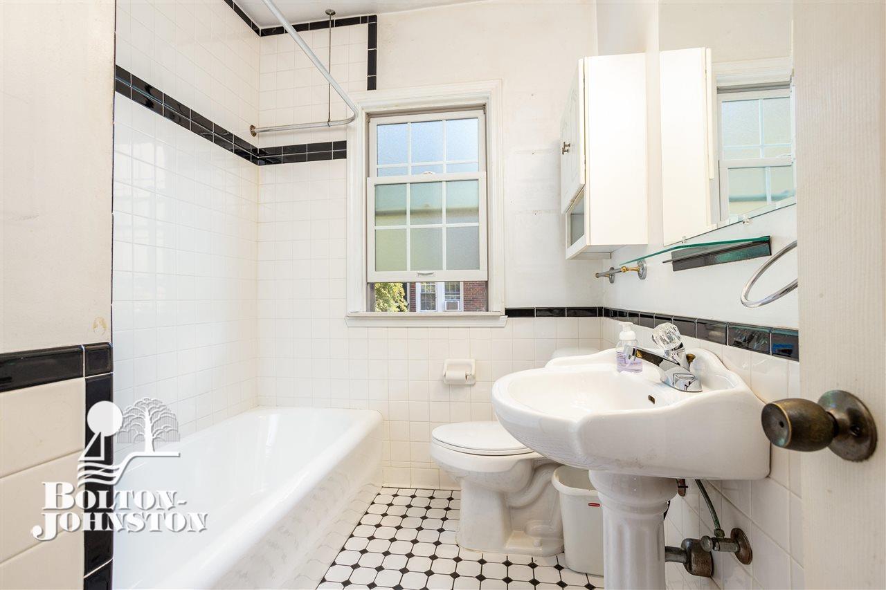 979 Barrington Road Grosse Pointe, MI 48230 - Photo 12 of 41 Full Bathroom 1st Floor