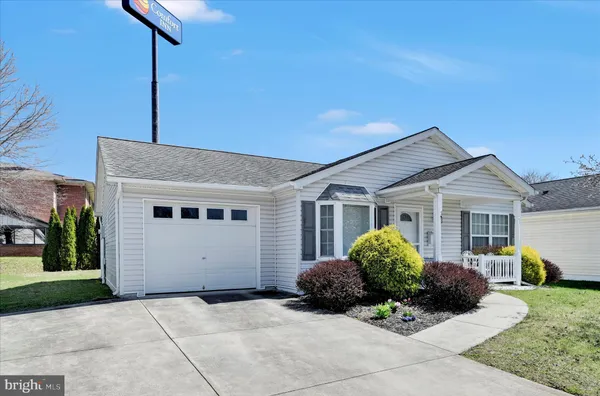 a view of a house with backyard
