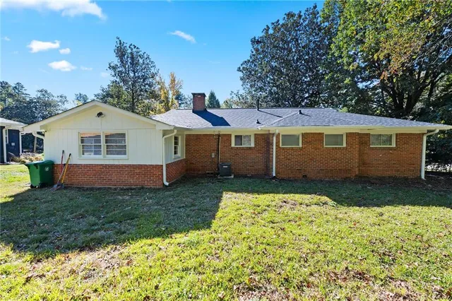 a view of a yard in front of a house with plants