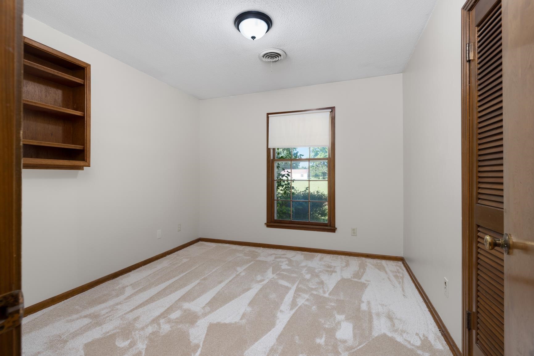 2930 Indian Creek Road Brighton, TN 38011 - Photo 20 of 39 an empty room with windows and closet