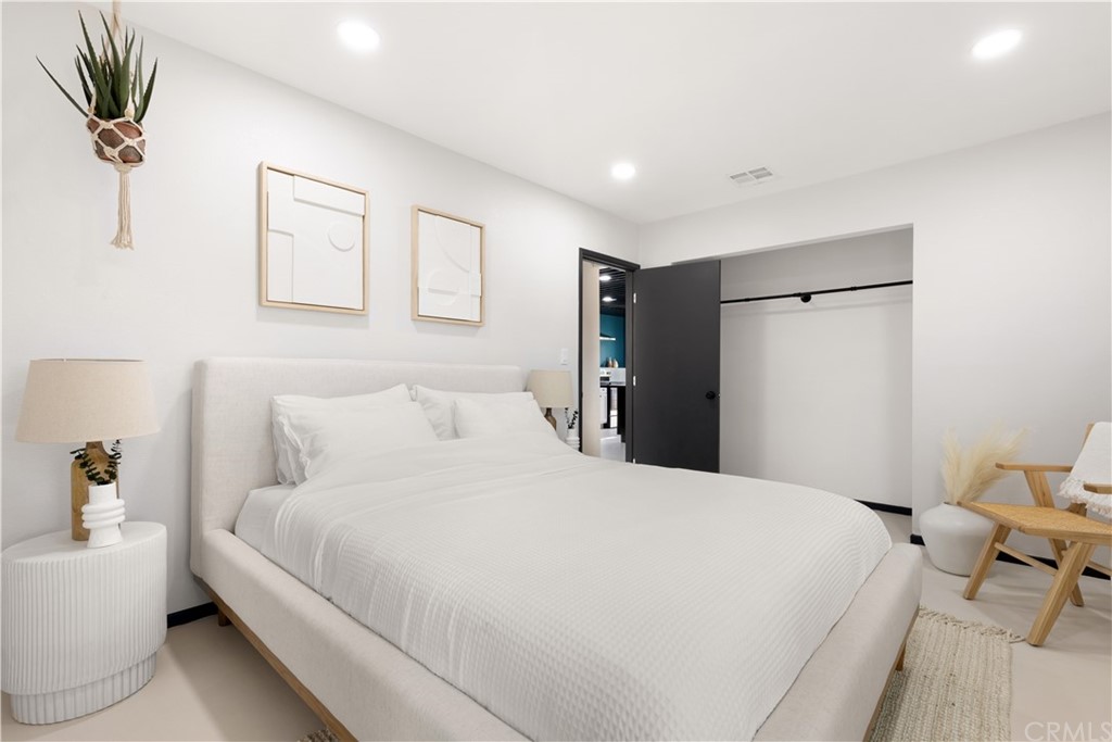 61589 El Reposo Street Joshua Tree, CA 92252 - Photo 9 of 15 a large white bed in a white room