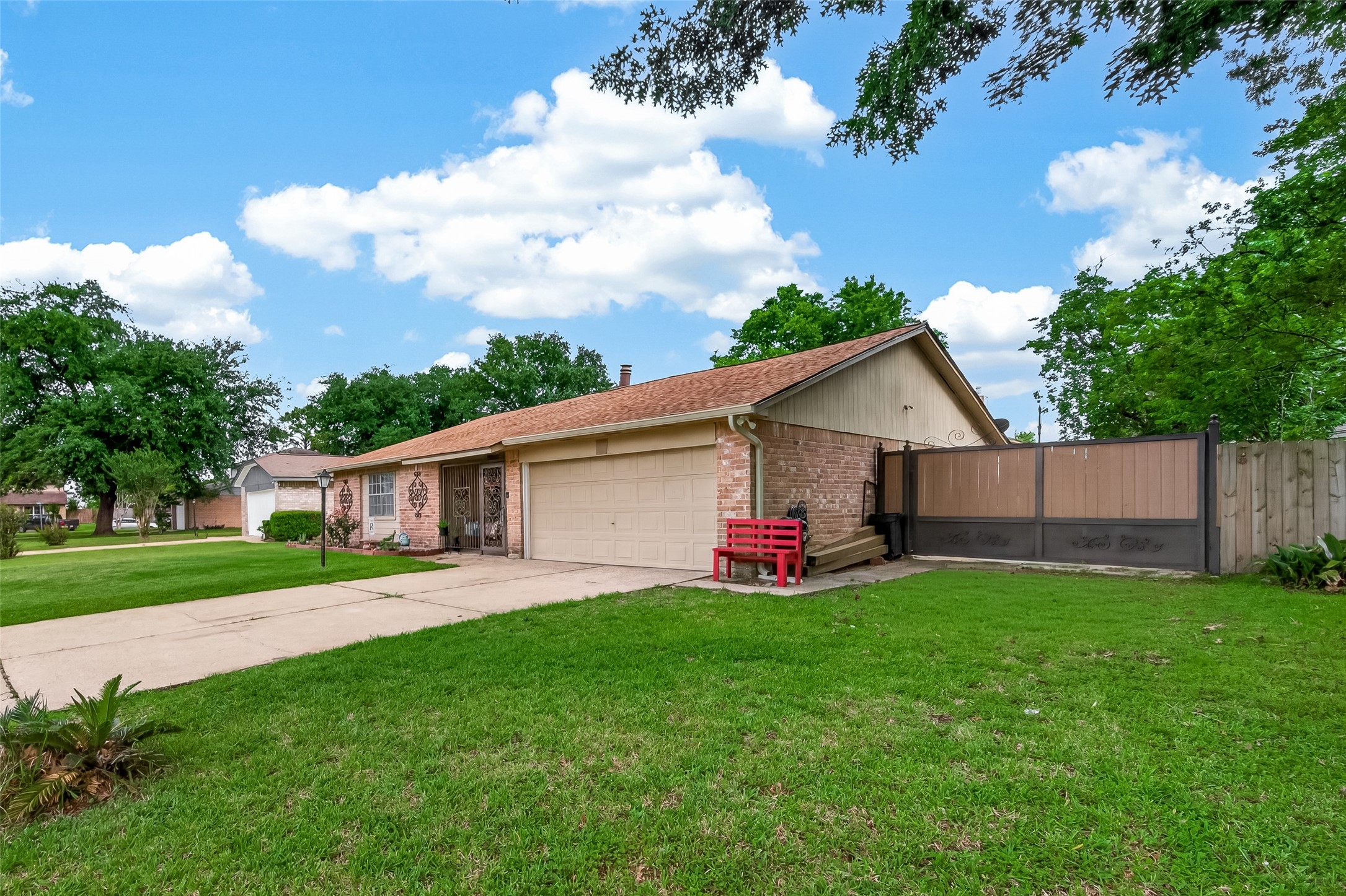 1915 Delphi Lane Houston, TX 77067 - Photo 3 of 31