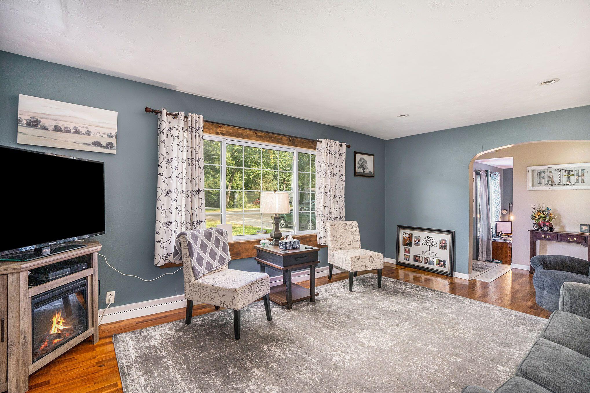 1208 Fulkerson Road Niles, MI 49120 - Photo 3 of 28 1208 Fulkerson living room