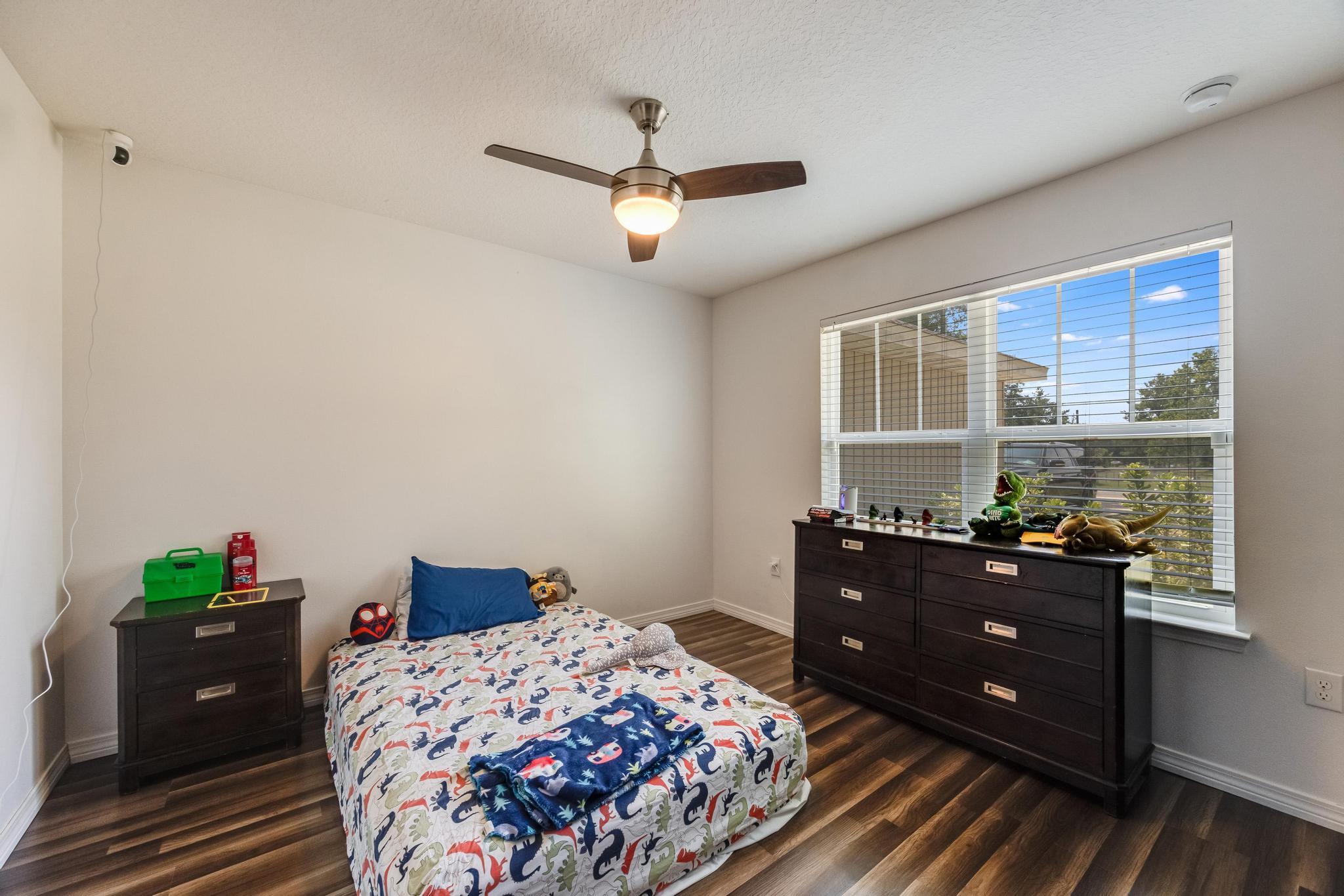 3381 Auburn Road Crestview, FL 32539 - Photo 26 of 46 a bedroom with a bed and a dresser