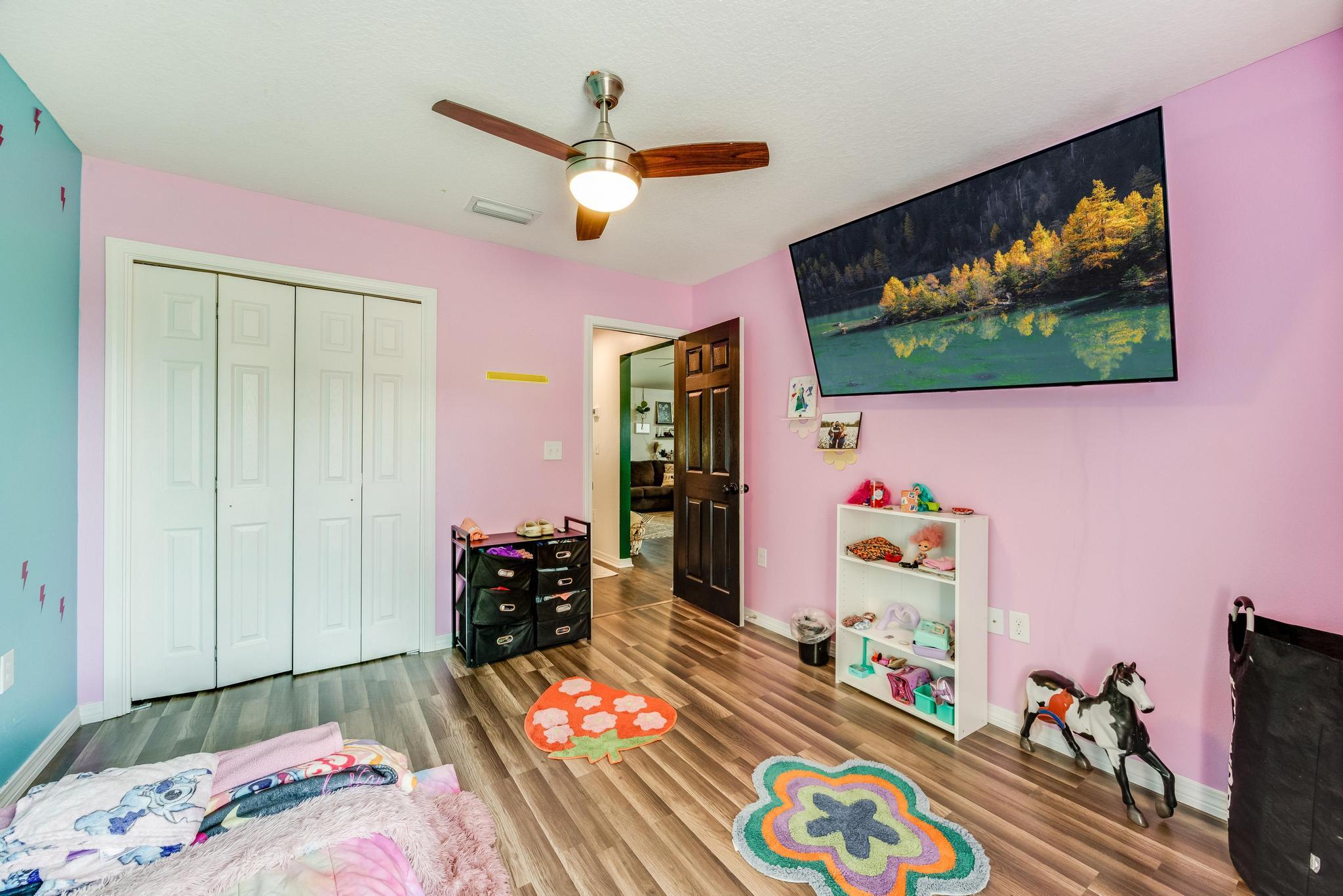 3381 Auburn Road Crestview, FL 32539 - Photo 28 of 46 a bedroom with bed and flat screen tv