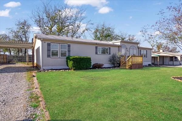 a view of a house with backyard and garden