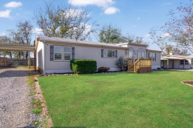 a view of a house with backyard and garden