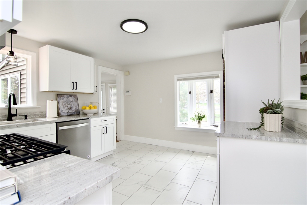 1657 Carew Street Springfield, MA 01104 - Photo 11 of 42