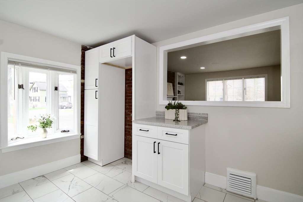 1657 Carew Street Springfield, MA 01104 - Photo 12 of 42