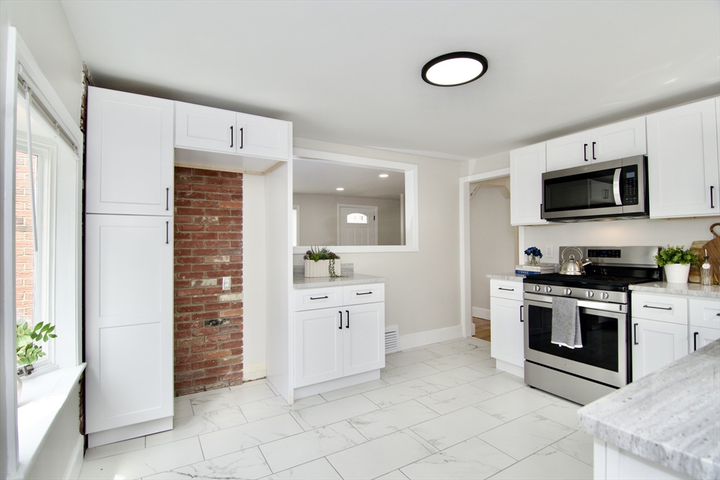 1657 Carew Street Springfield, MA 01104 - Photo 13 of 42