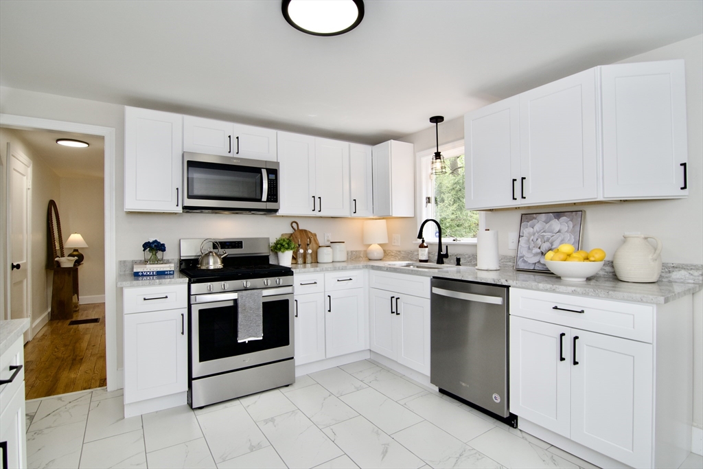 1657 Carew Street Springfield, MA 01104 - Photo 7 of 42