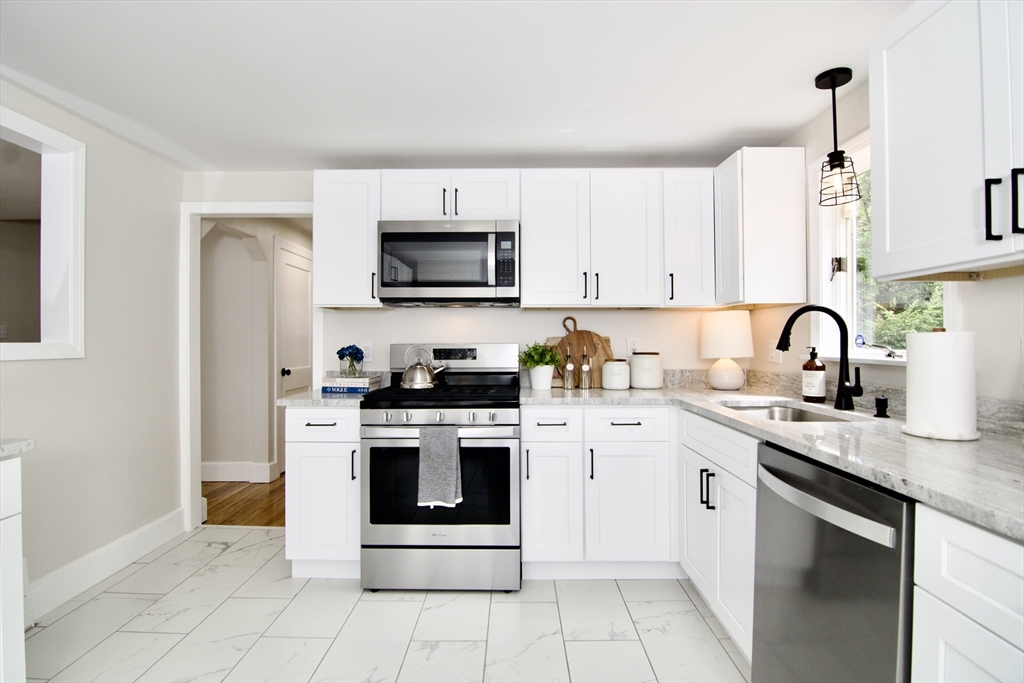 1657 Carew Street Springfield, MA 01104 - Photo 8 of 42