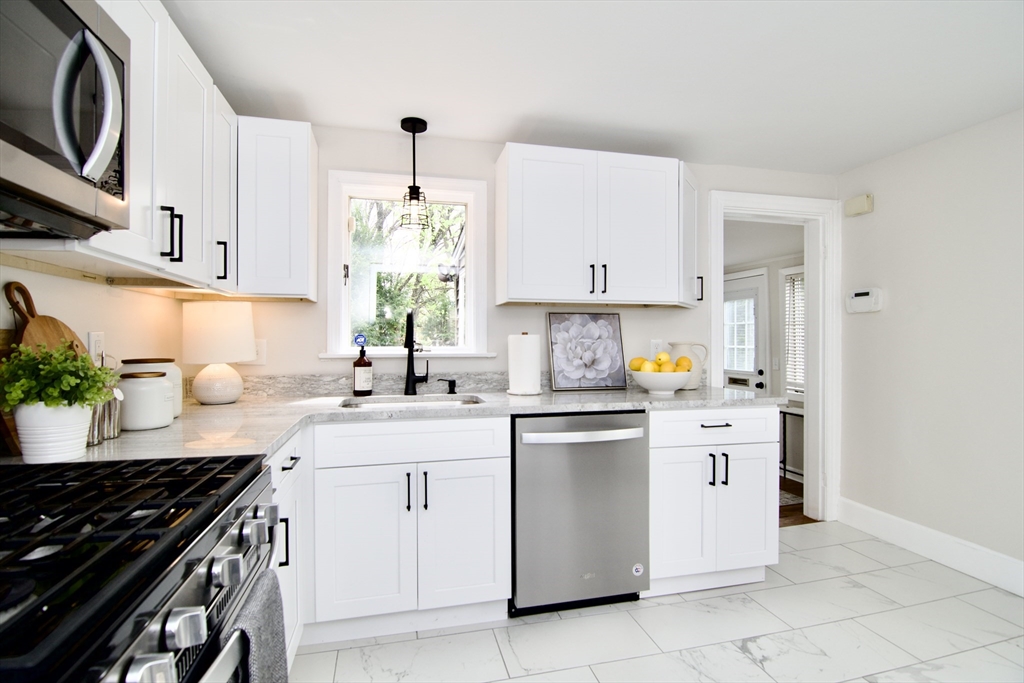 1657 Carew Street Springfield, MA 01104 - Photo 10 of 42