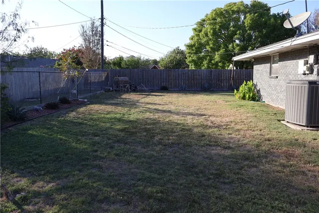 a view of a backyard