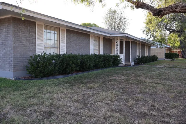 a view of a house with a yard