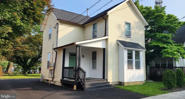 a view of a house with backyard