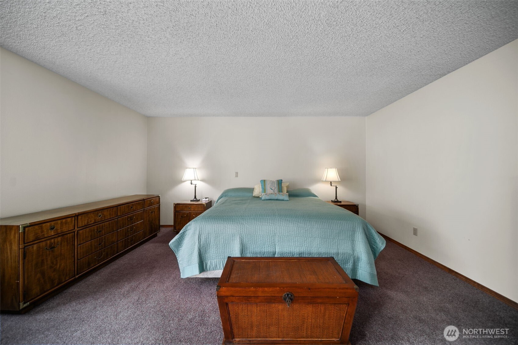 225 19th Street Northeast, Unit 23 East Wenatchee, WA 98802 - Photo 25 of 40 a bedroom with a bed and a lamp on desk