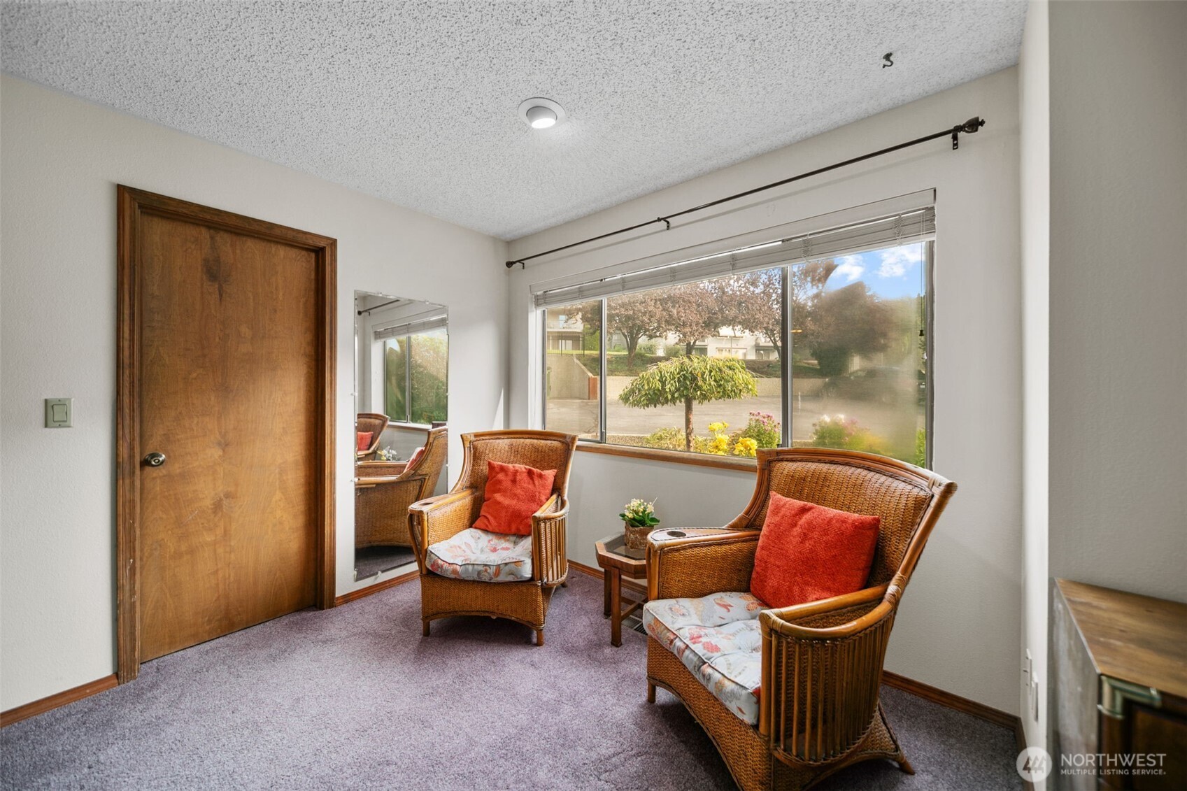 225 19th Street Northeast, Unit 23 East Wenatchee, WA 98802 - Photo 26 of 40 a room with furniture and windows