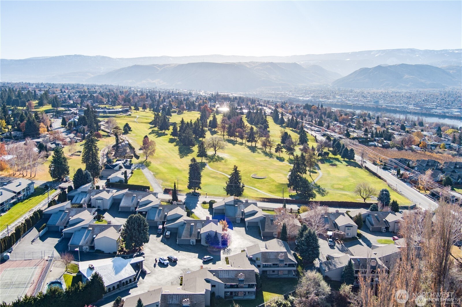 225 19th Street Northeast, Unit 23 East Wenatchee, WA 98802 - Photo 3 of 40 a view of city and ocean