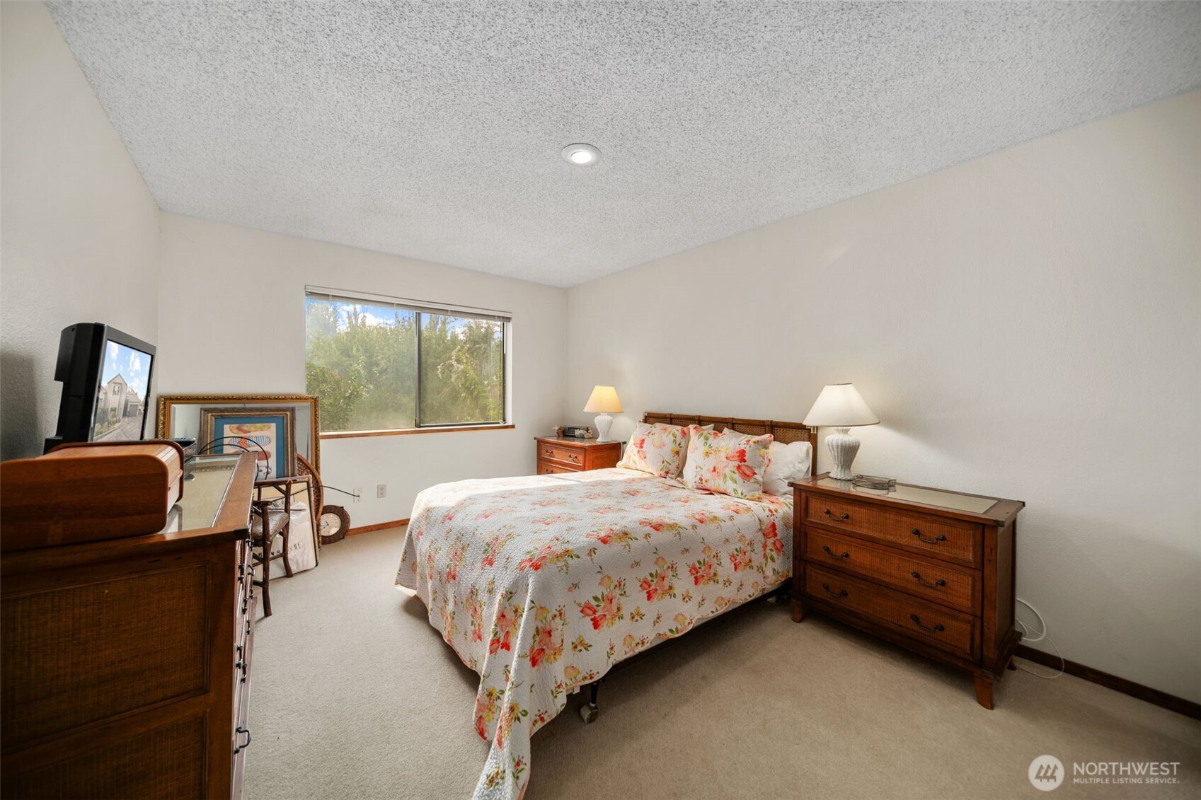225 19th Street Northeast, Unit 23 East Wenatchee, WA 98802 - Photo 31 of 40 a bedroom with a bed and a tv