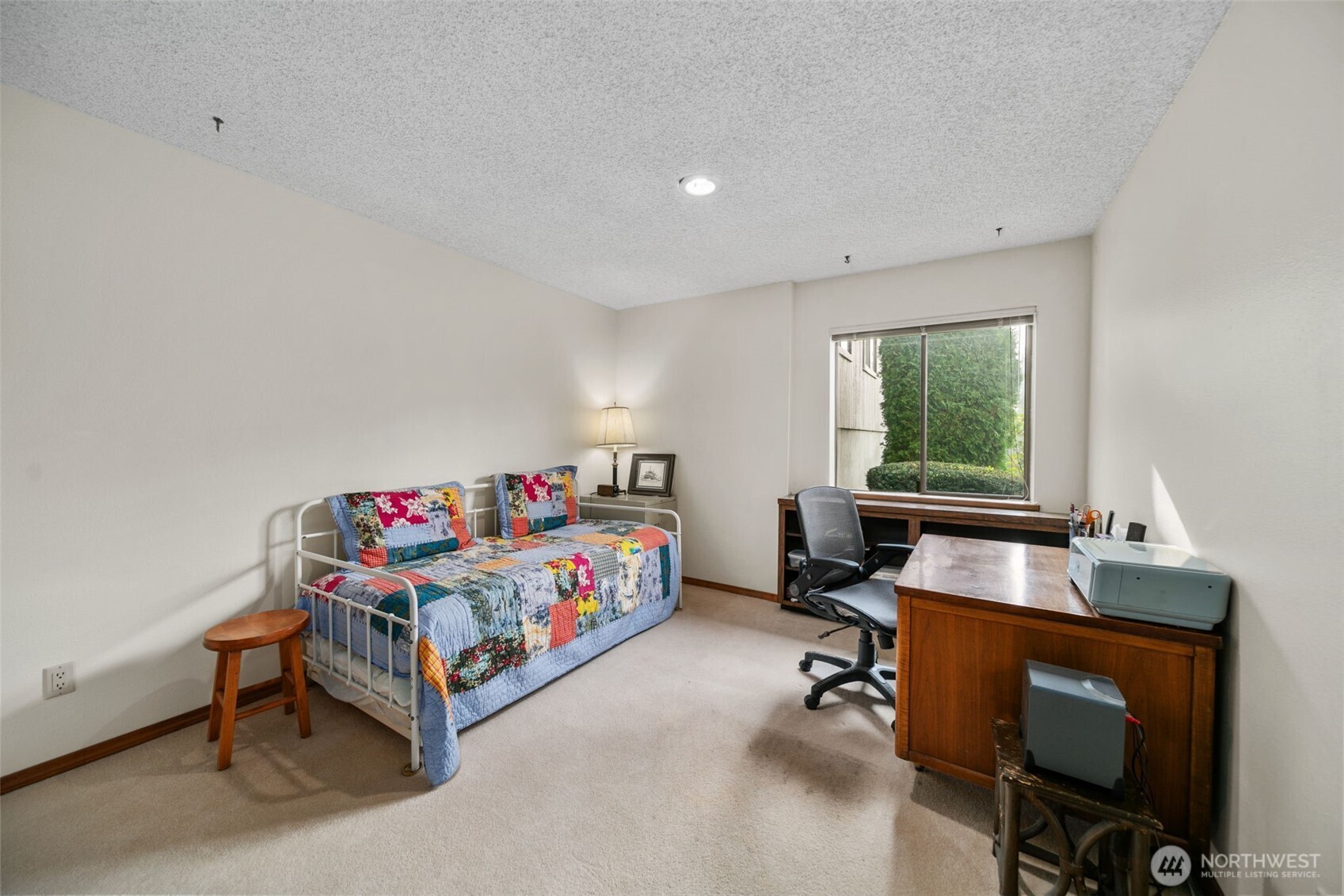 225 19th Street Northeast, Unit 23 East Wenatchee, WA 98802 - Photo 33 of 40 a bedroom with a bed and a window