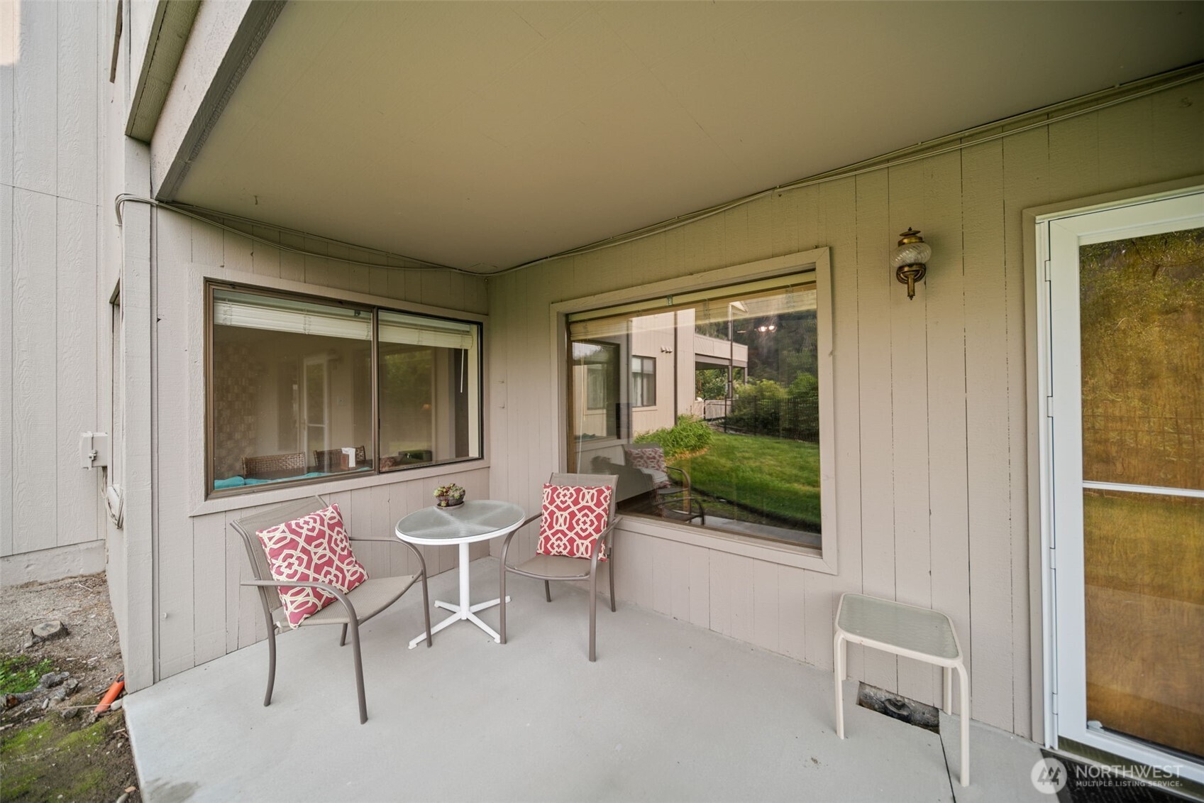 225 19th Street Northeast, Unit 23 East Wenatchee, WA 98802 - Photo 34 of 40 a balcony with table and chairs